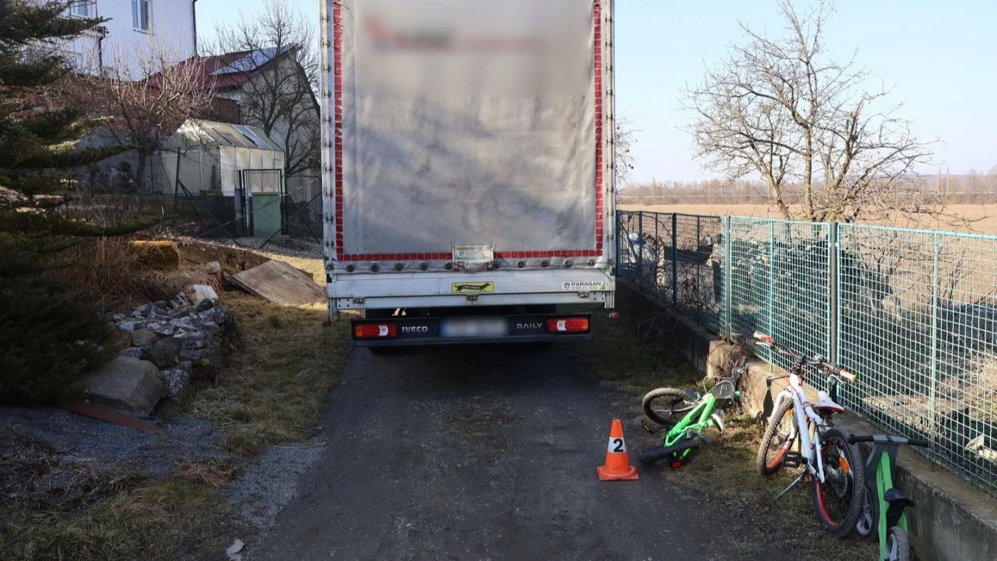 Náklaďák přejel v Bílé Lhotě dětské kolo. Řidič s pěti promile tvrdil, že slivovici pil až po nehodě