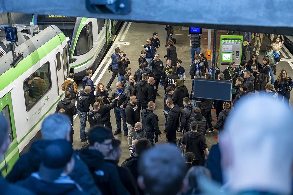 Fanoušci Sigmy v Lausanne, kde přejížděli na utkání krátký úsek vlakem