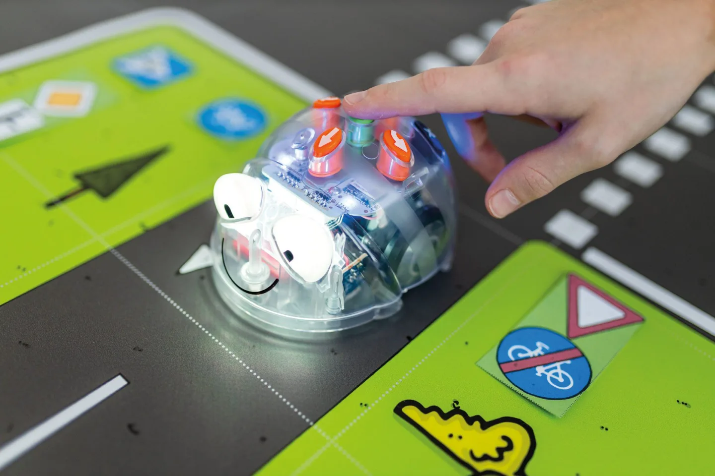 Projekt propojuje dopravní výchovu s robotikou. Nápad studentky se stal realitou.