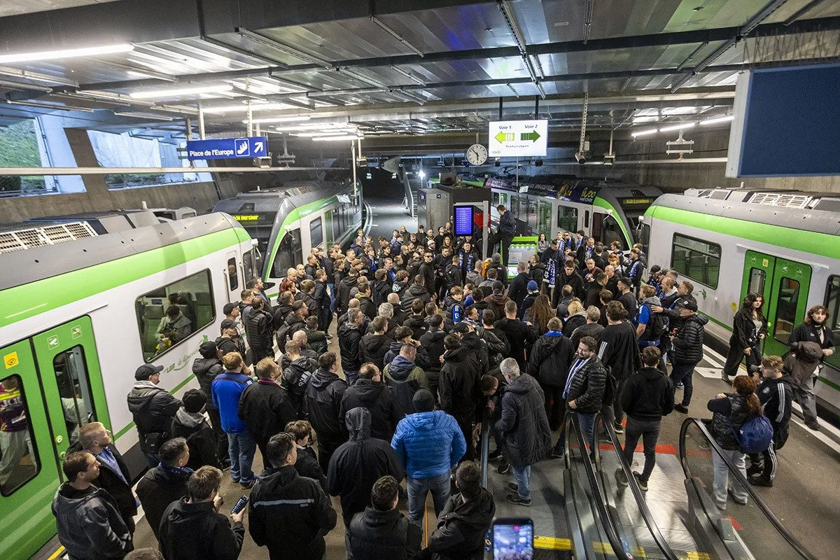 Fanoušci Sigmy v Lausanne, kde přejížděli na utkání krátký úsek vlakem