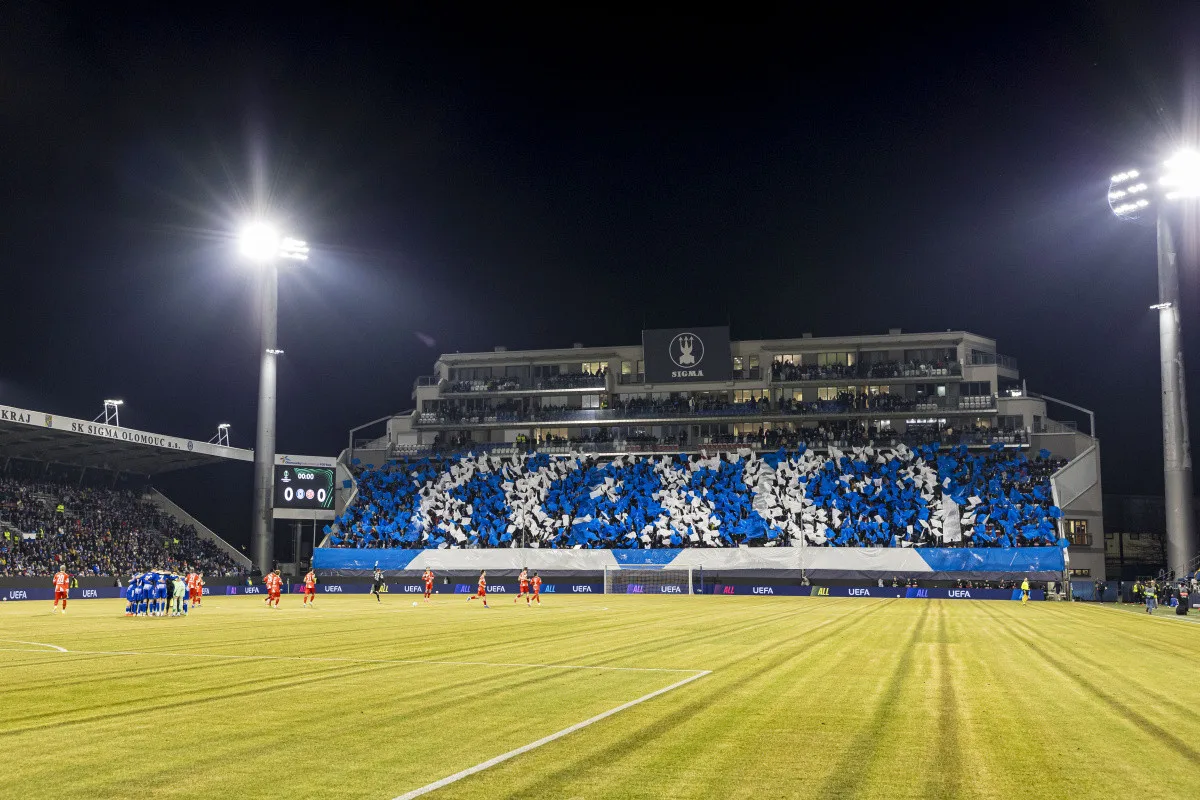 Choreo fanoušků Sigmy Olomouc před začátkem utkání Konferenční ligy