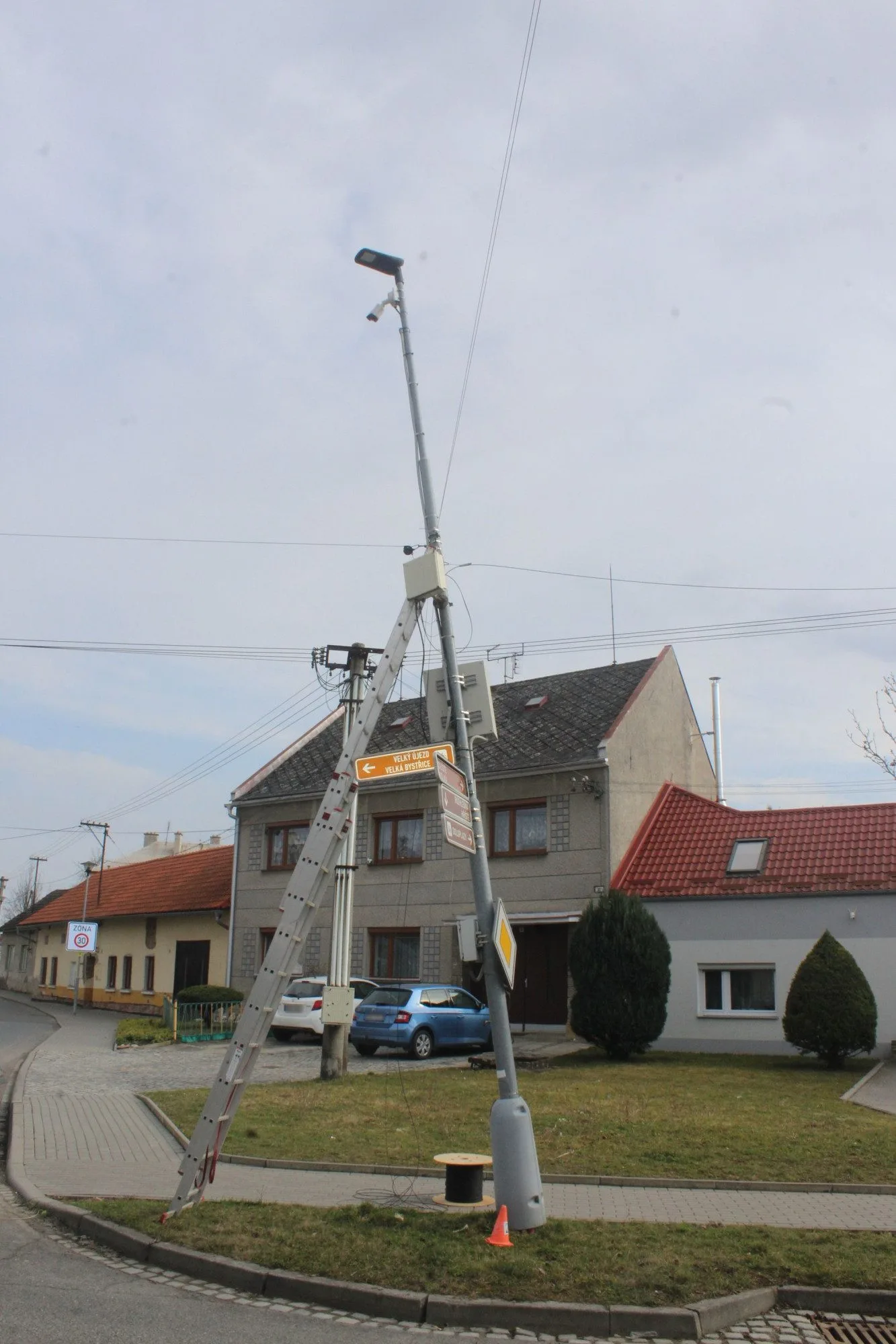 Traktorista v Přáslavicích vyvrátil tři elektrické sloupy. Zapomněl na nakládací rameno