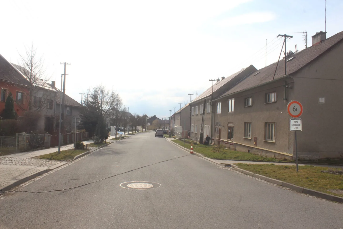 Traktorista v Přáslavicích vyvrátil tři elektrické sloupy. Zapomněl na nakládací rameno