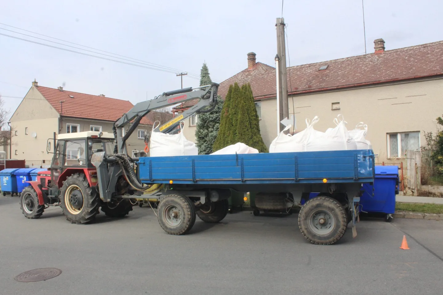 Traktorista v Přáslavicích vyvrátil tři elektrické sloupy. Zapomněl na nakládací rameno