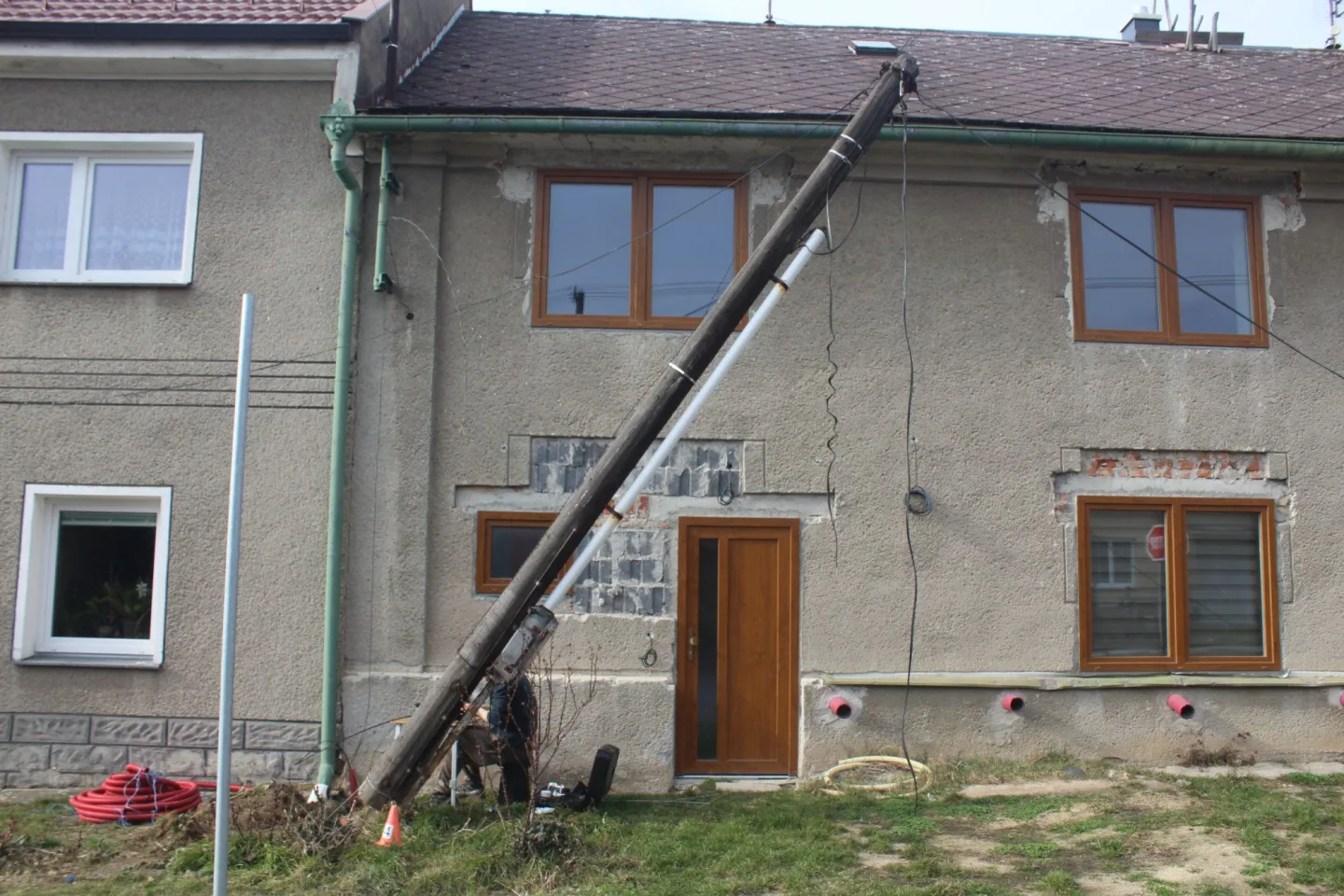 Traktorista v Přáslavicích vyvrátil tři elektrické sloupy. Zapomněl na nakládací rameno