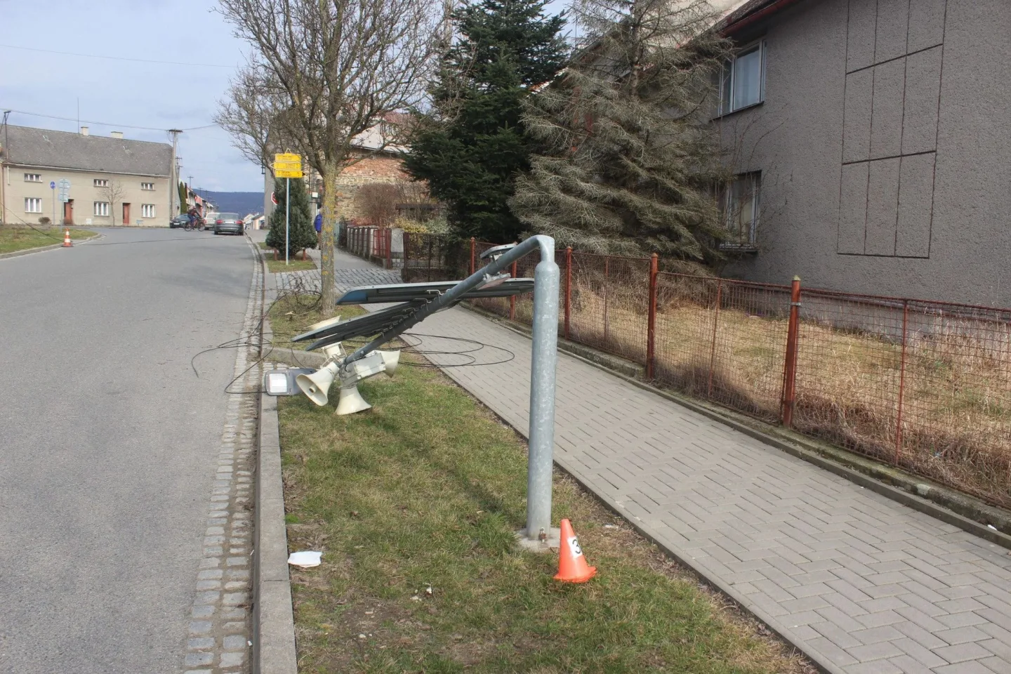 Traktorista v Přáslavicích vyvrátil tři elektrické sloupy. Zapomněl na nakládací rameno