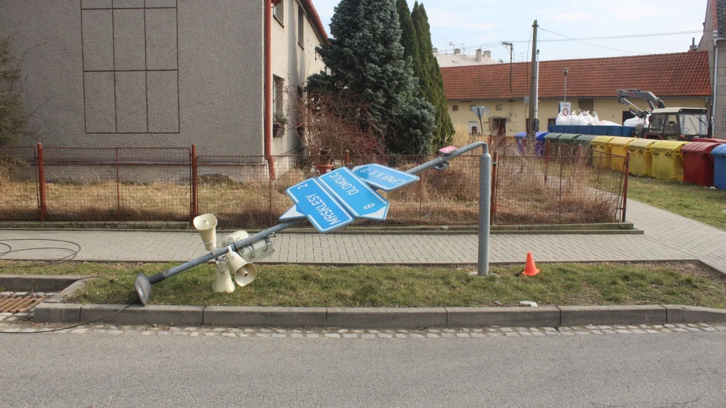 Traktorista v Přáslavicích vyvrátil tři elektrické sloupy. Zapomněl na nakládací rameno