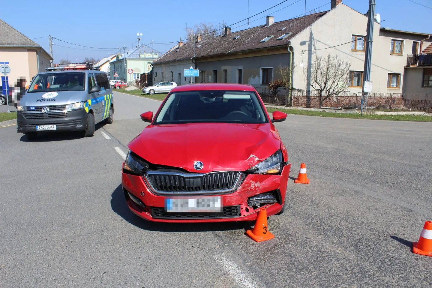 Osmnáctiletý řidič nedal přednost. Ve Veselíčku skončil s autem na střeše