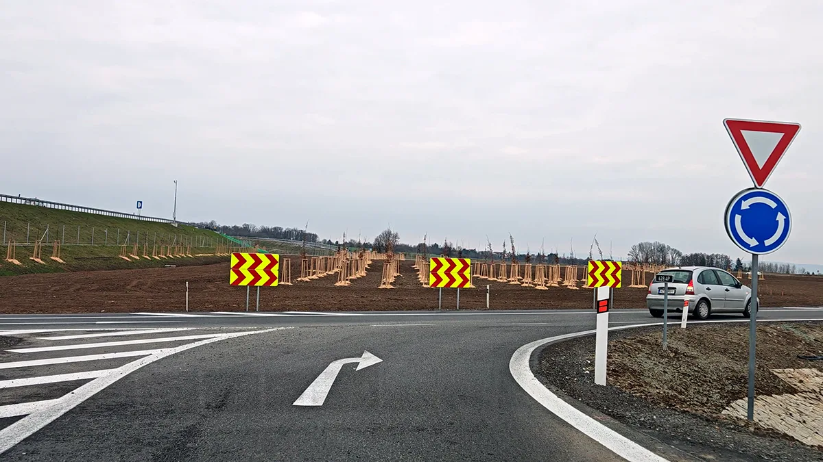 Nové směrové desky na kruhovém objezdu pod D35 u Olomouce