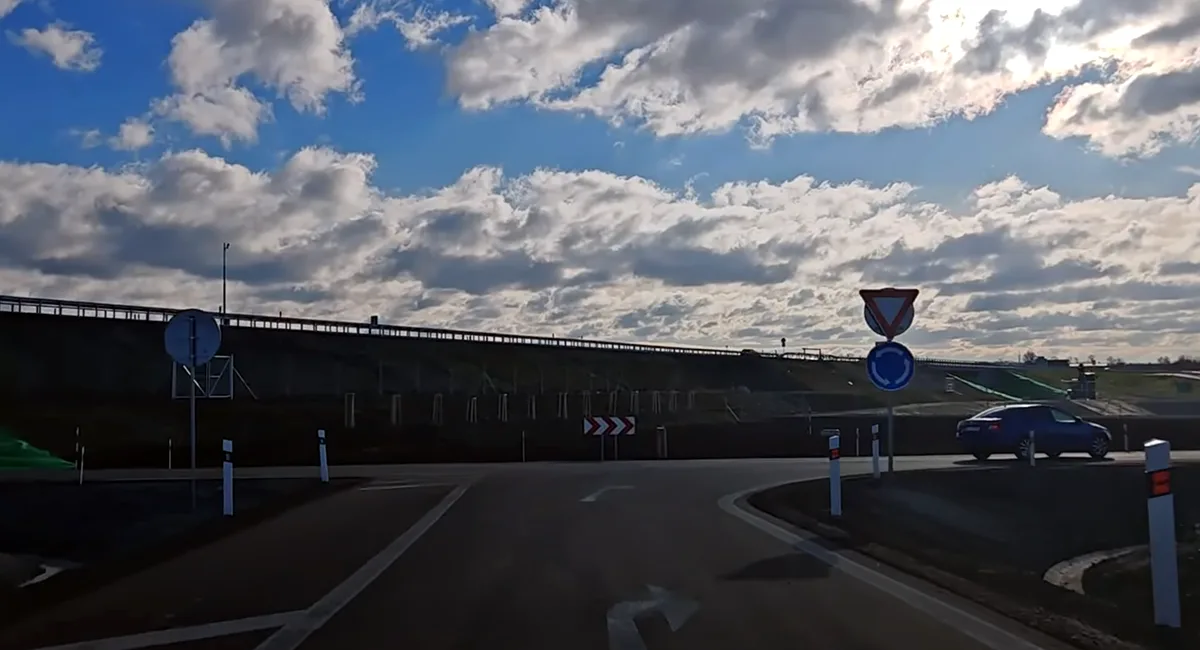 Původní podoba značení na příjezdu do okružní křižovatky pod D35 u Olomouce