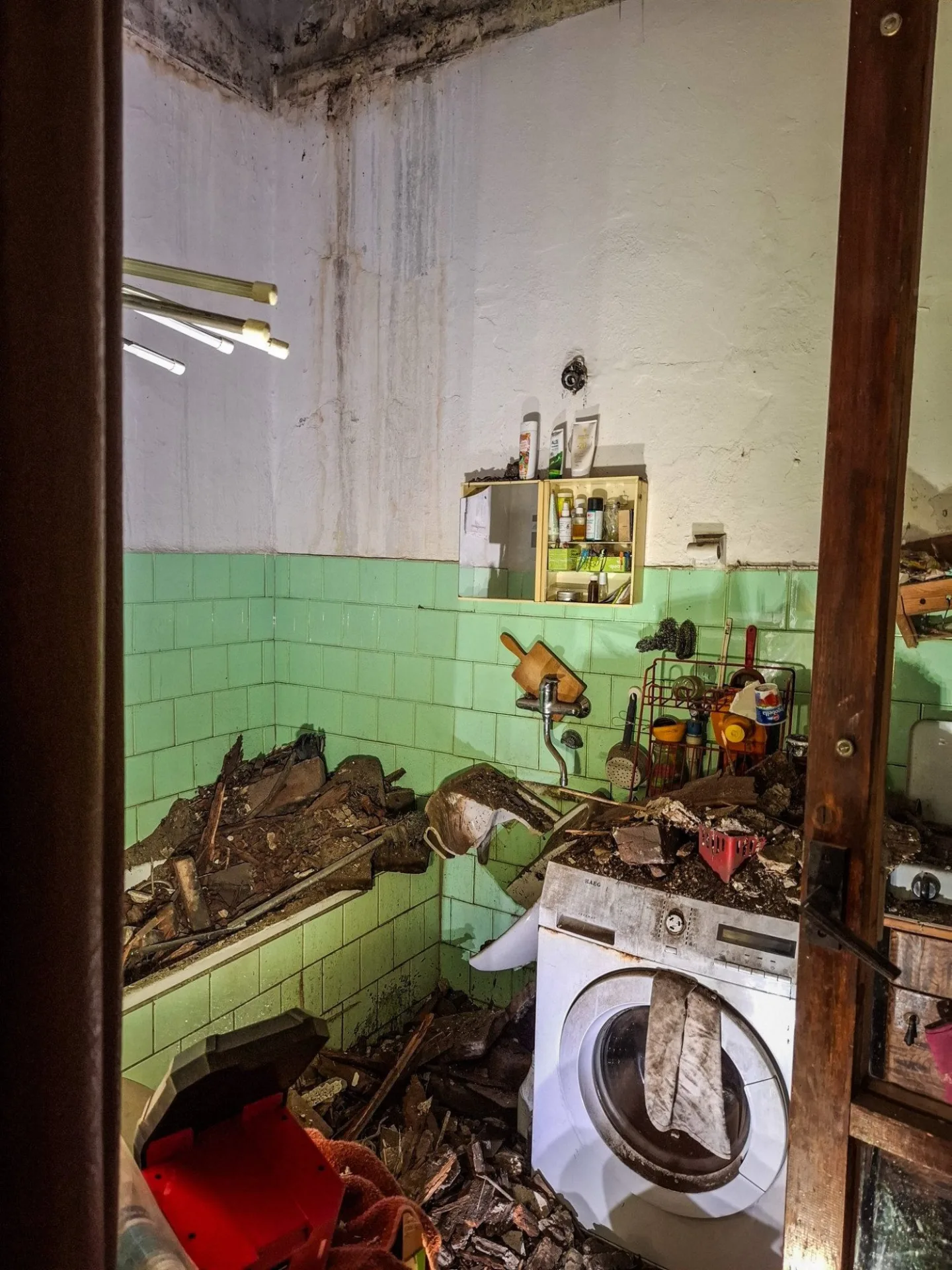 V bytě v centru Olomouce se zřítil strop. Uvnitř byli tři lidé, nikomu se nic nestalo