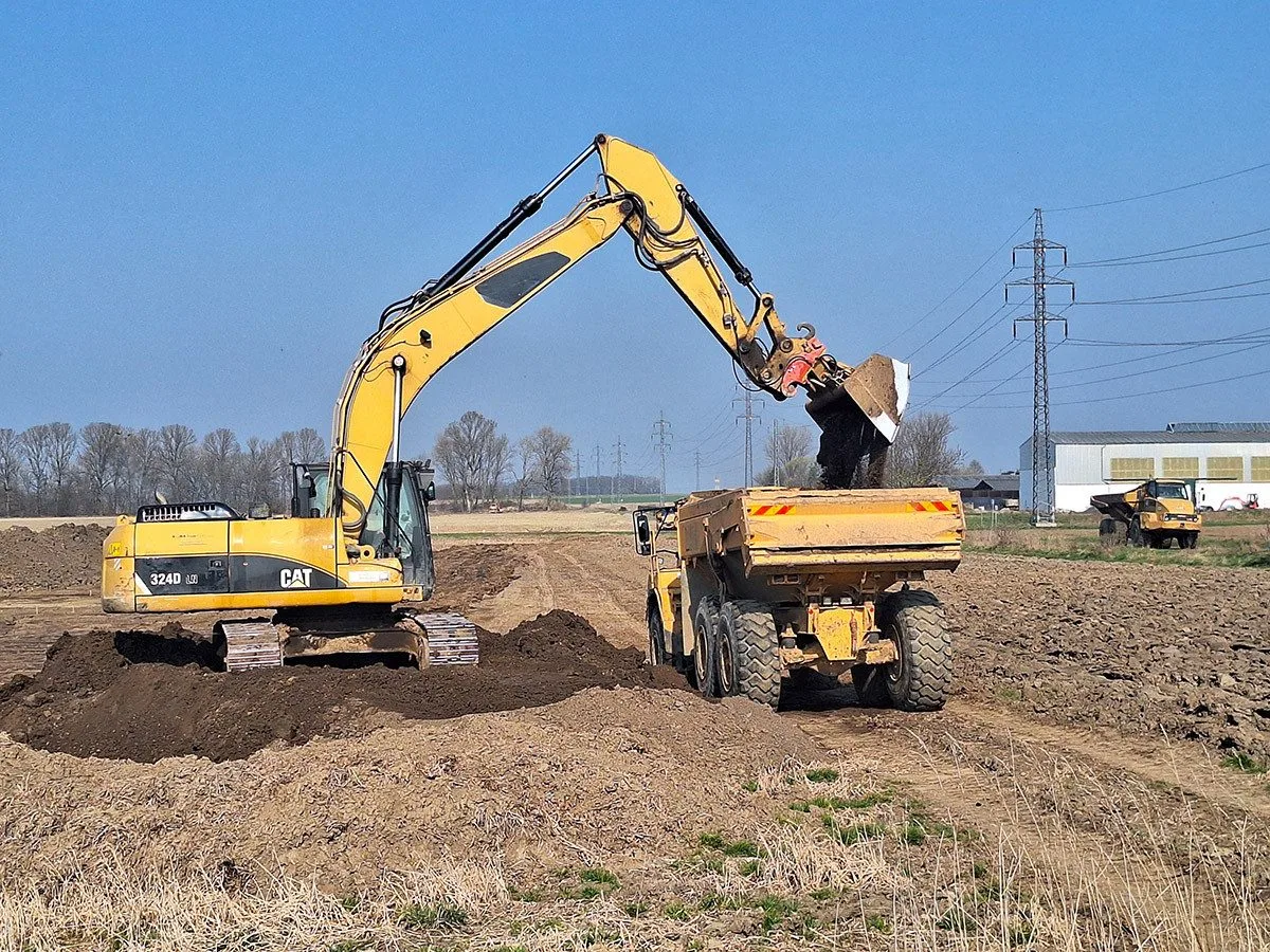 Těžká technika už připravuje území budoucí trasy dálnice D55 Kokory-Přerov