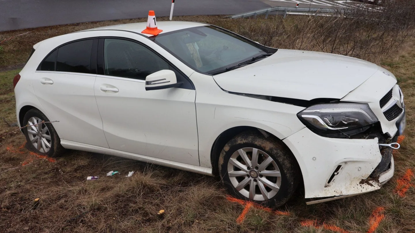 Mercedes mimo dálnici. Pětadvacetiletý řidič se při předjíždění u Přerova polekal