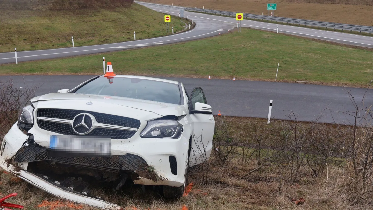 Mercedes mimo dálnici. Pětadvacetiletý řidič se při předjíždění u Přerova polekal
