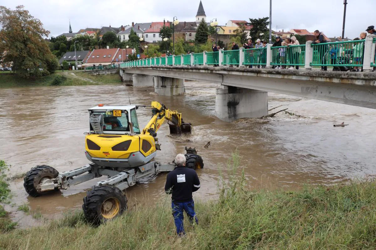 Odstraňování plavenin z mostních pilířů v Přerově v průběhu povodně v září 2024