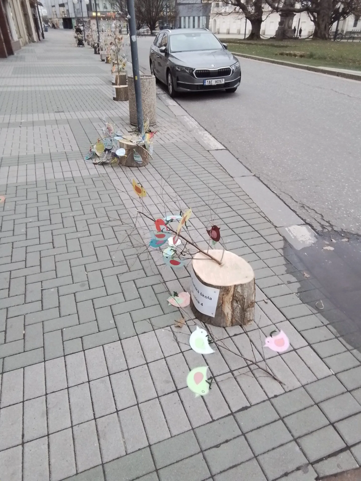 Co je to za lidi? Vandalové v Prostějově zničili velikonoční stromečky, které nazdobily děti