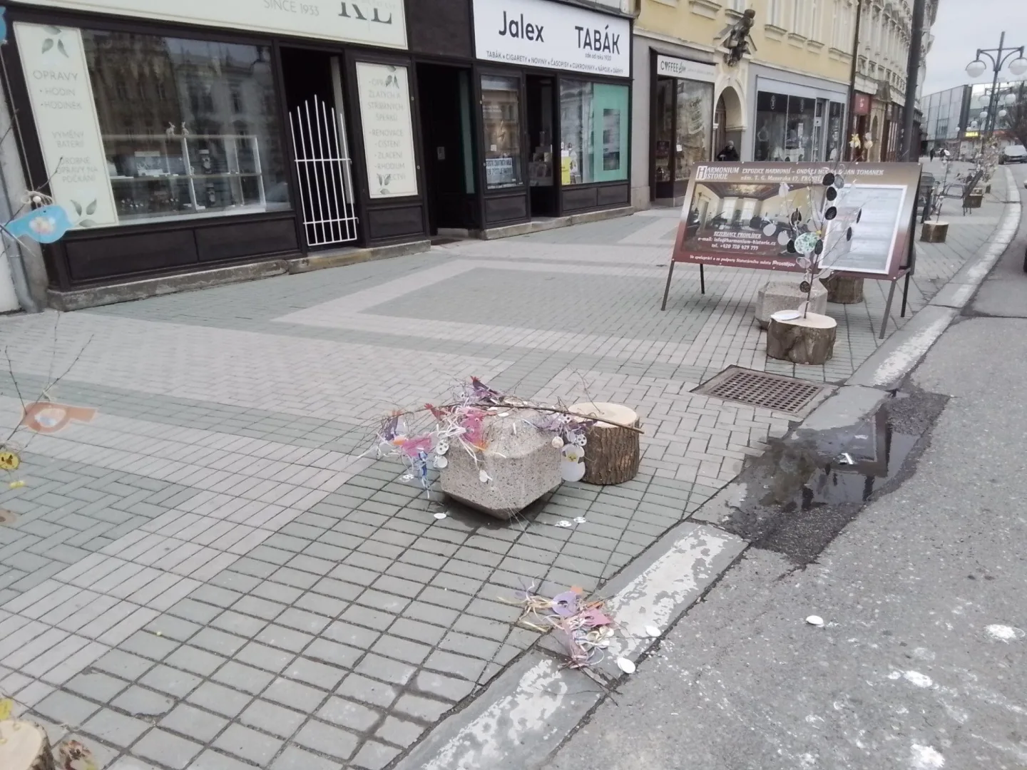Co je to za lidi? Vandalové v Prostějově zničili velikonoční stromečky, které nazdobily děti