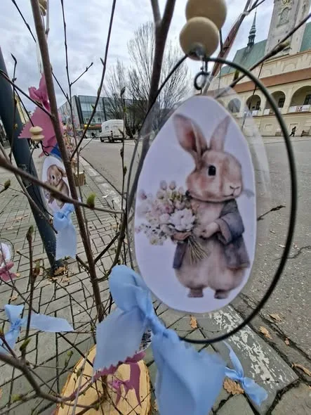 Co je to za lidi? Vandalové v Prostějově zničili velikonoční stromečky, které nazdobily děti