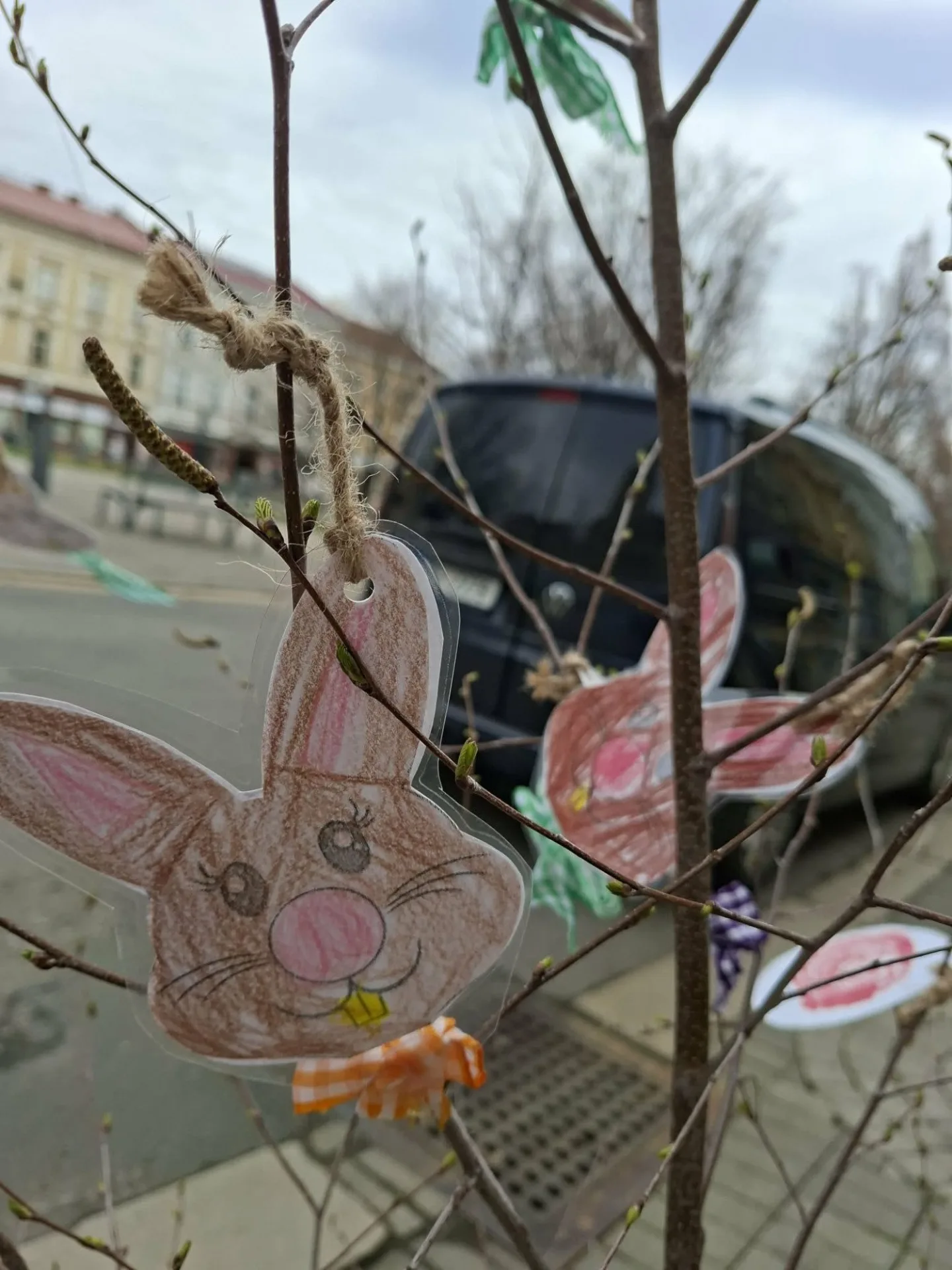 Co je to za lidi? Vandalové v Prostějově zničili velikonoční stromečky, které nazdobily děti