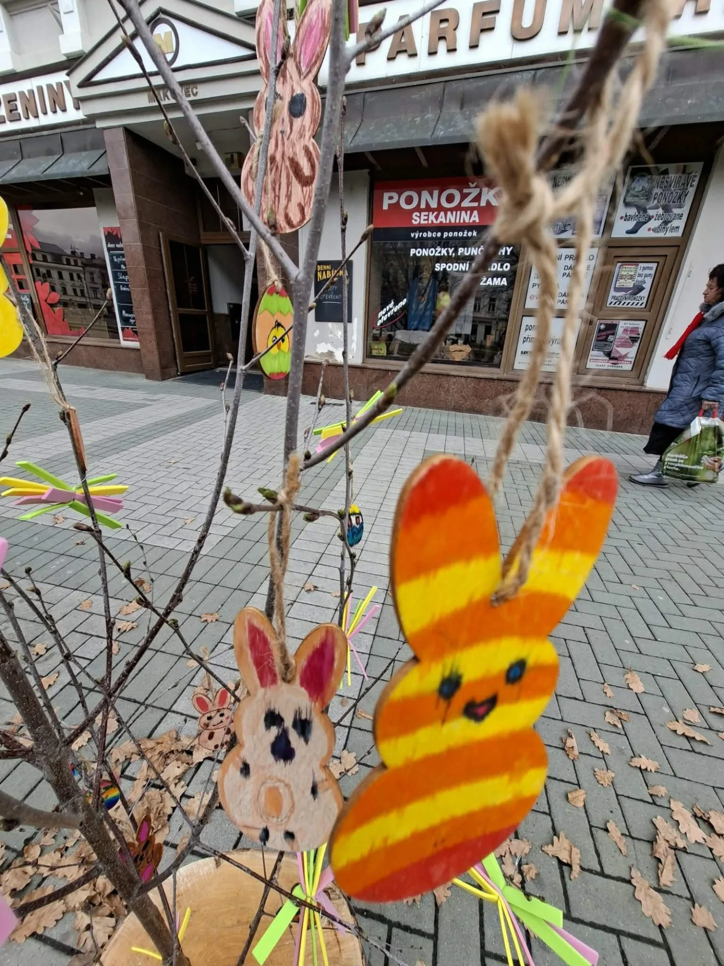 Co je to za lidi? Vandalové v Prostějově zničili velikonoční stromečky, které nazdobily děti