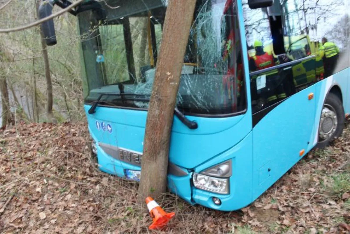 Opilý řidič autobusu MHD havaroval u Přerova. Dostane okamžitou výpověď, primátor zuří