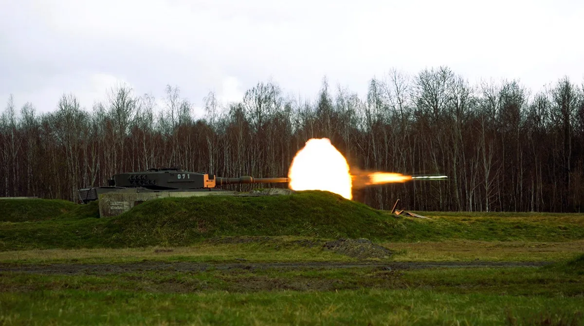 Střelba z tanku Leopard 2A4 - ilustrační foto