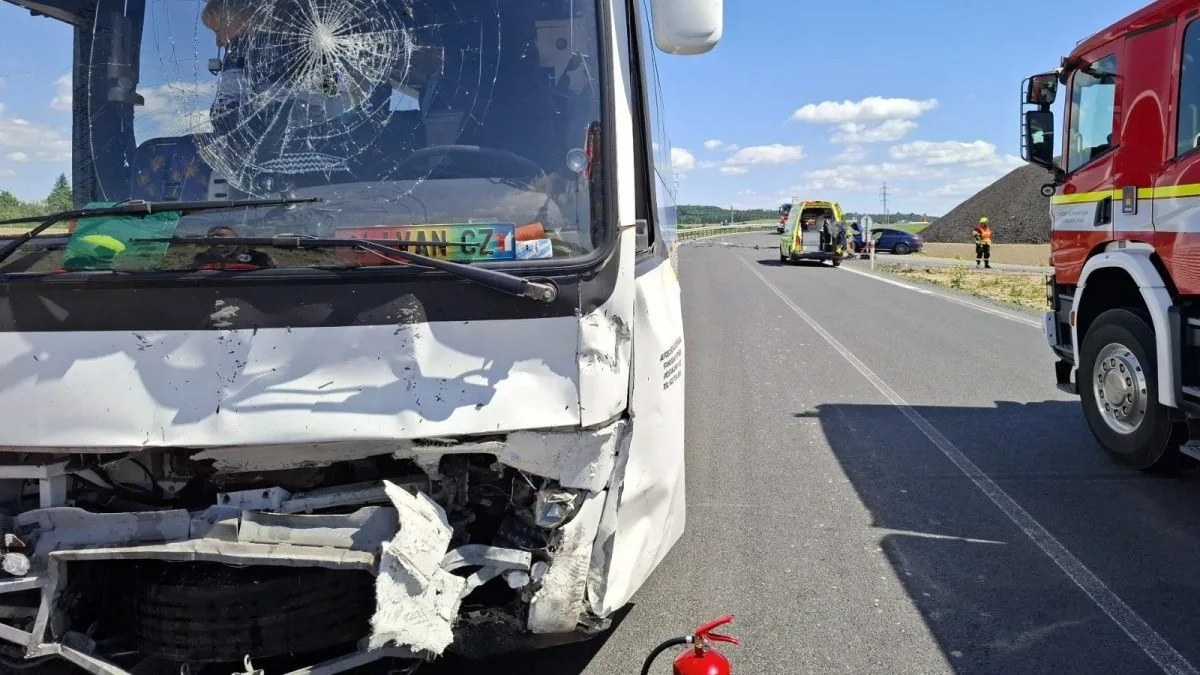Opilý řidič u Velkého Týnce loni naboural autobus. Policie ho nyní obvinila, hrozí mu osm let