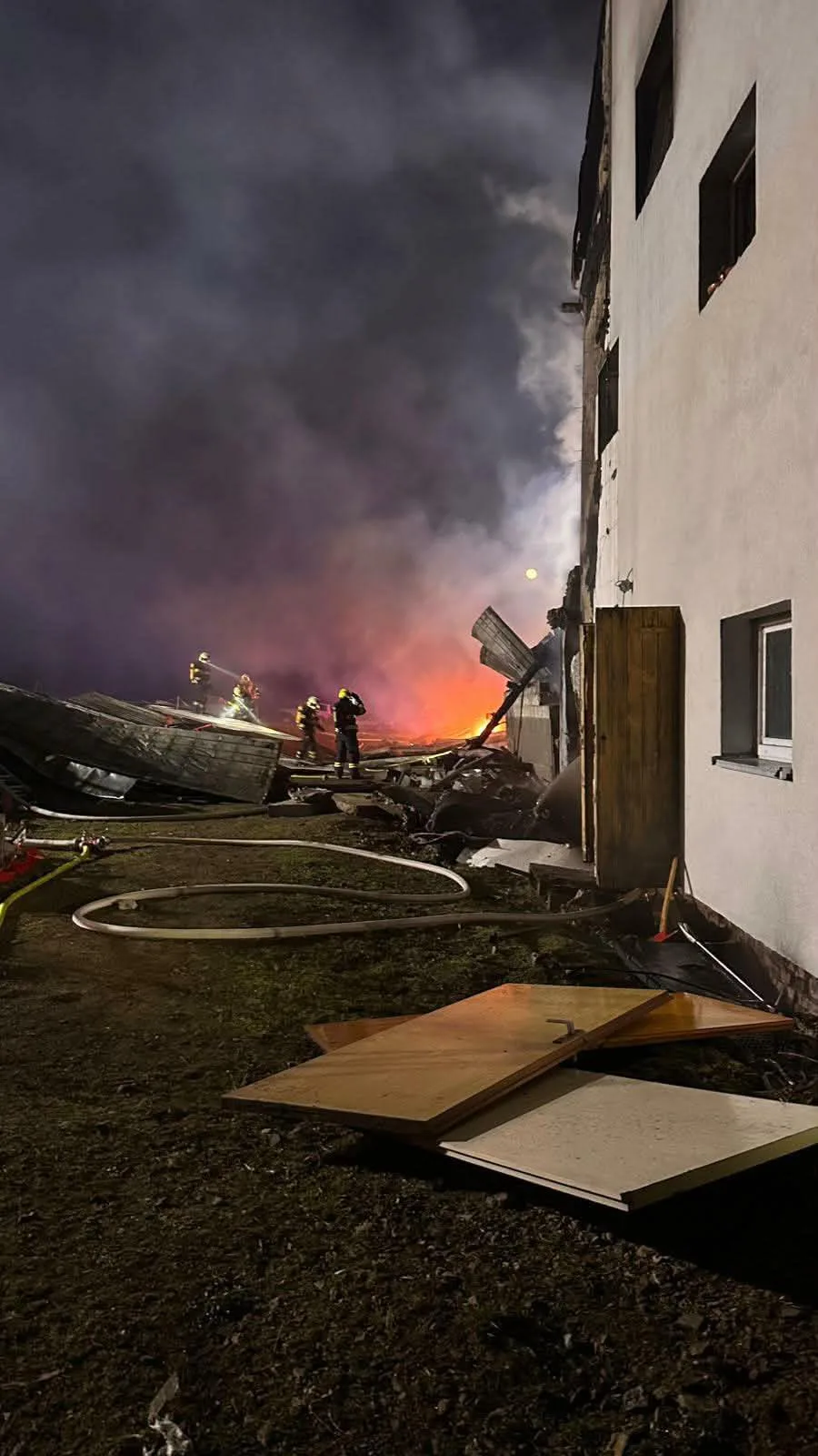Mohutný požár na Šumpersku, shořela stodola a část rodinného domu. Škoda je čtyři miliony