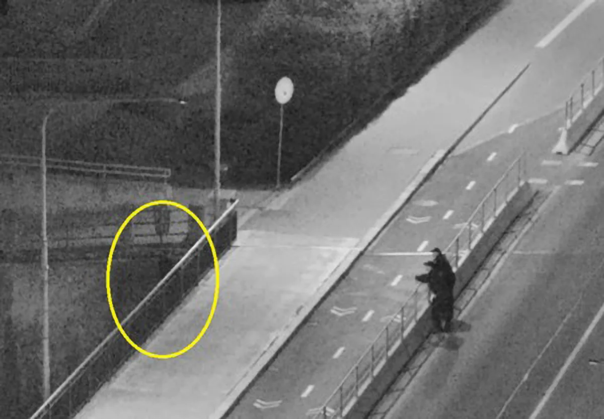 Strážníci na mostě v Přerově hovoří se ženou, která se rozhodla spáchat sebevraždu