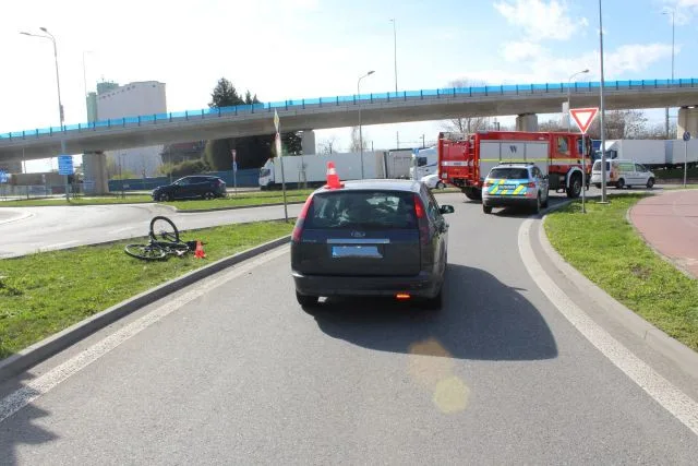 Senior na elektrokole letěl přes kapotu. Na přejezdu pro cyklisty v Přerově ho ohrozil automobil