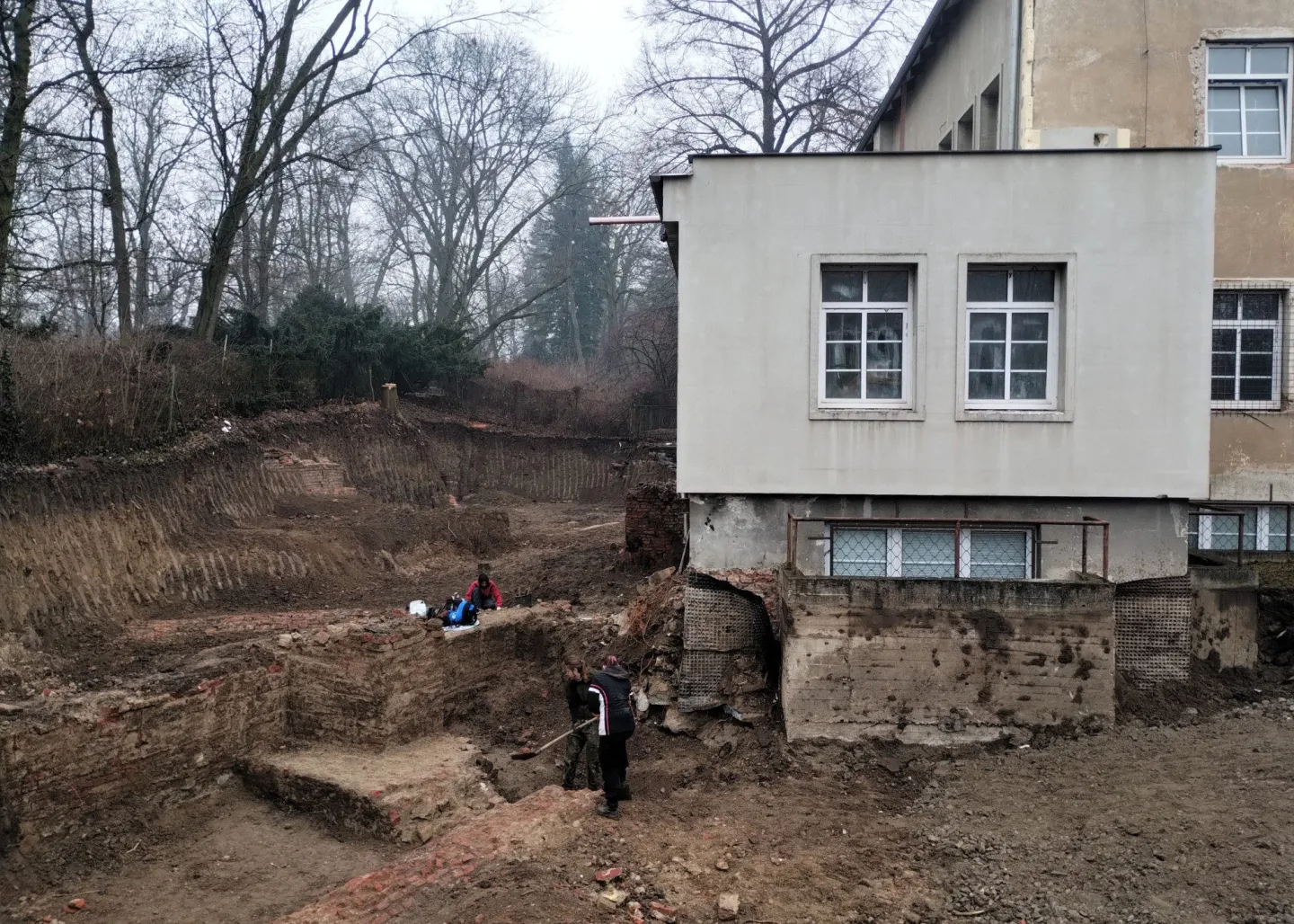 Vykopávky v centru Olomouce. Demolice garáže odkryla barokní chodby