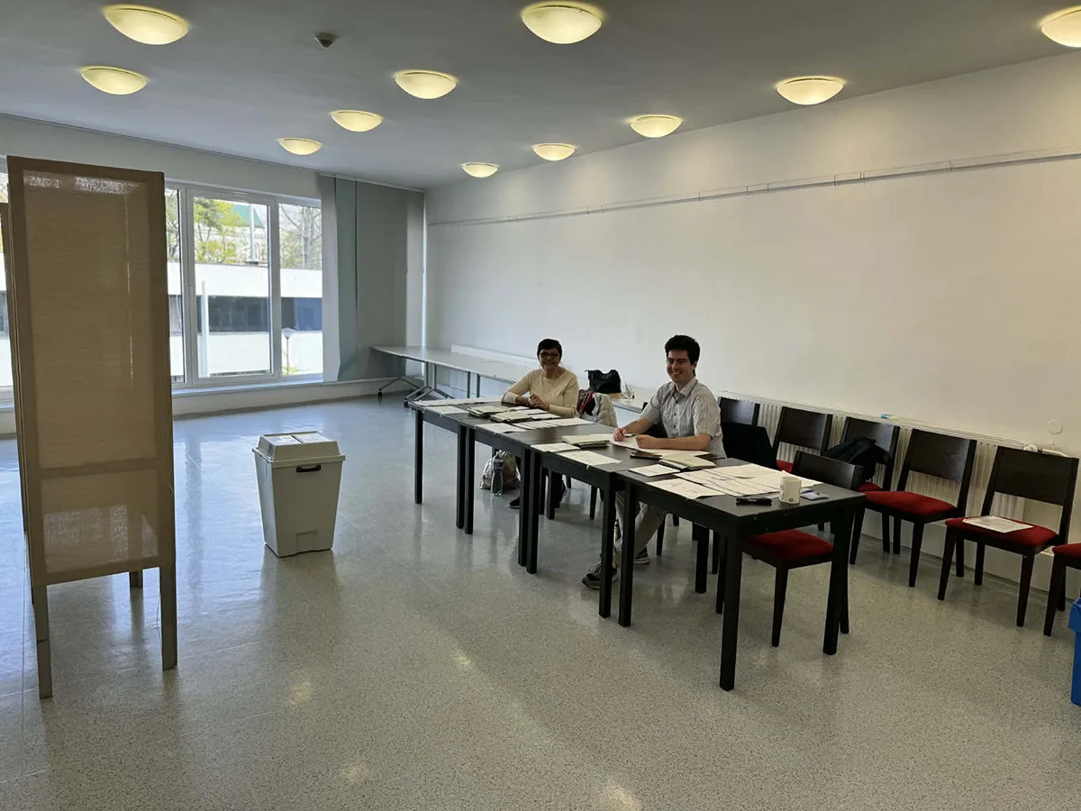 Volební místnost v Prostějově při místním referendu o bazénu