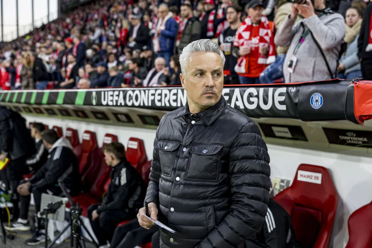 Trenér Tomáš Janotka při utkání Sigmy proti bundesligovému Mainzu v Konferenční lize
