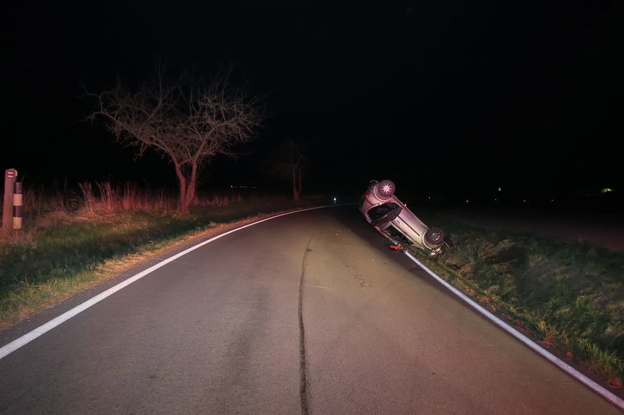 Osmnáctiletý mladík u Vikýřovic dupl na plyn a auto převrátil na střechu. Naštěstí se nikdo nezranil