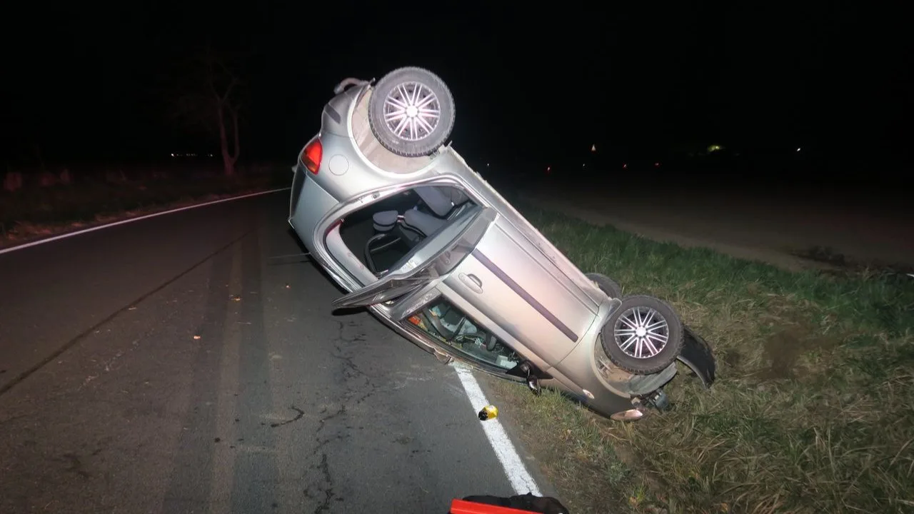 Osmnáctiletý mladík u Vikýřovic dupl na plyn a auto převrátil na střechu. Naštěstí se nikdo nezranil
