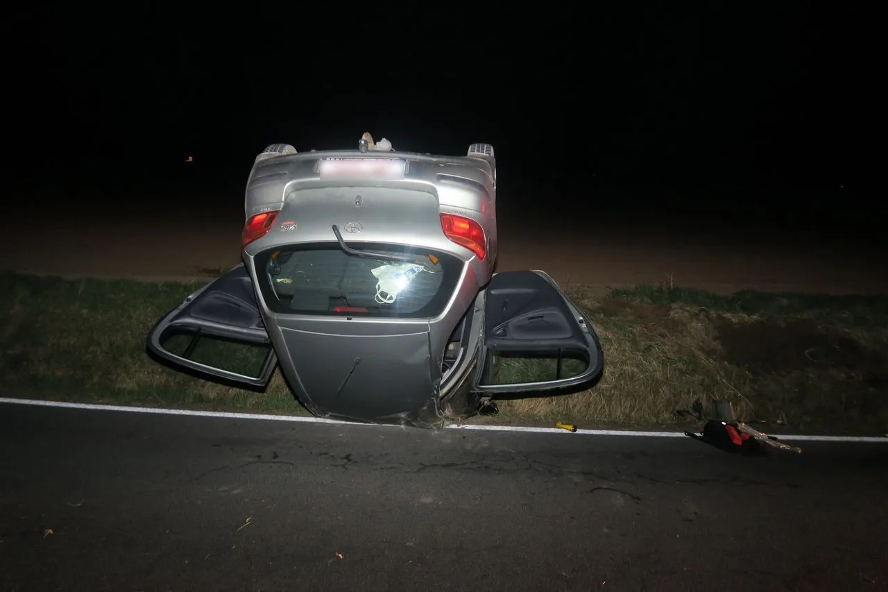 Osmnáctiletý mladík u Vikýřovic dupl na plyn a auto převrátil na střechu. Naštěstí se nikdo nezranil