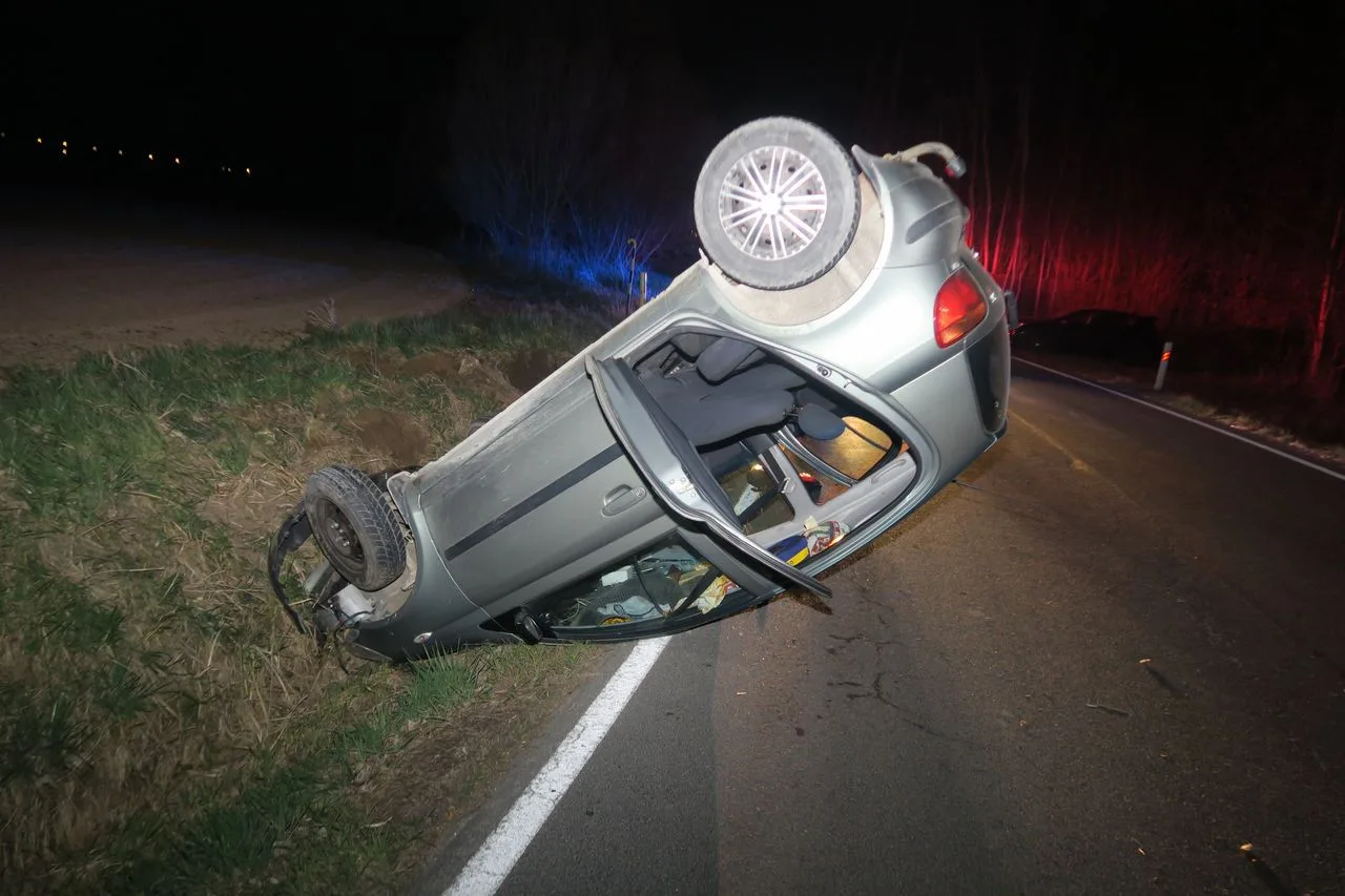 Osmnáctiletý mladík u Vikýřovic dupl na plyn a auto převrátil na střechu. Naštěstí se nikdo nezranil