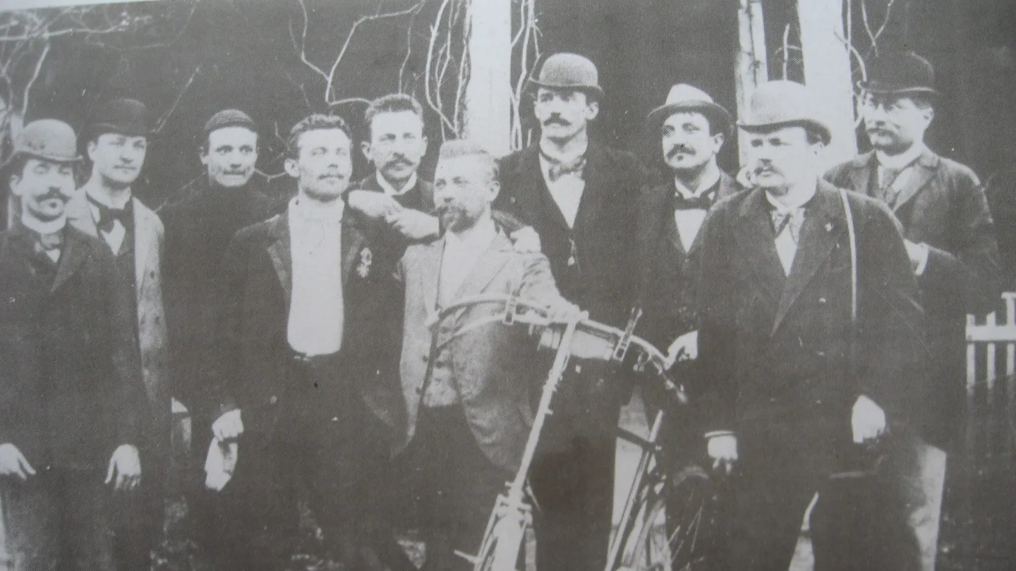 Účastníci závodu z 1. 5. 1895 - v popředí Ferdinad Wolker a Josef Kovářík.