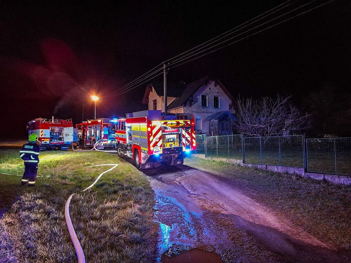 Noční požár u domu ve Zlatých Horách: s plameny bojovali čeští i polští hasiči