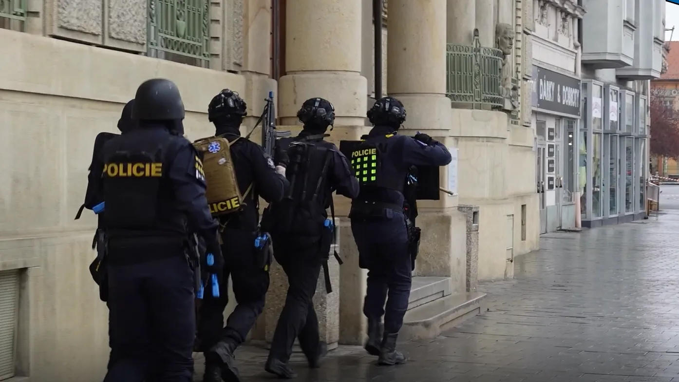VIDEO: Policie a hasiči obsadili centrum Prostějova, zaútočil střelec. Naštěstí jen cvičně