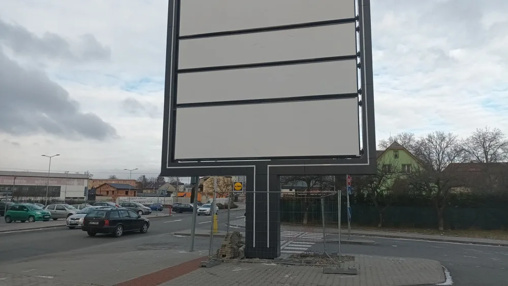 Nelegální reklamní sloup v Zábřehu blokuje přechod pro chodce. Úřady řeší zrušení zebry