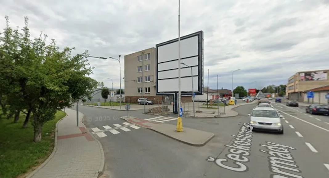 Nelegální reklamní sloup v Zábřehu blokuje přechod pro chodce. Úřady řeší zrušení zebry