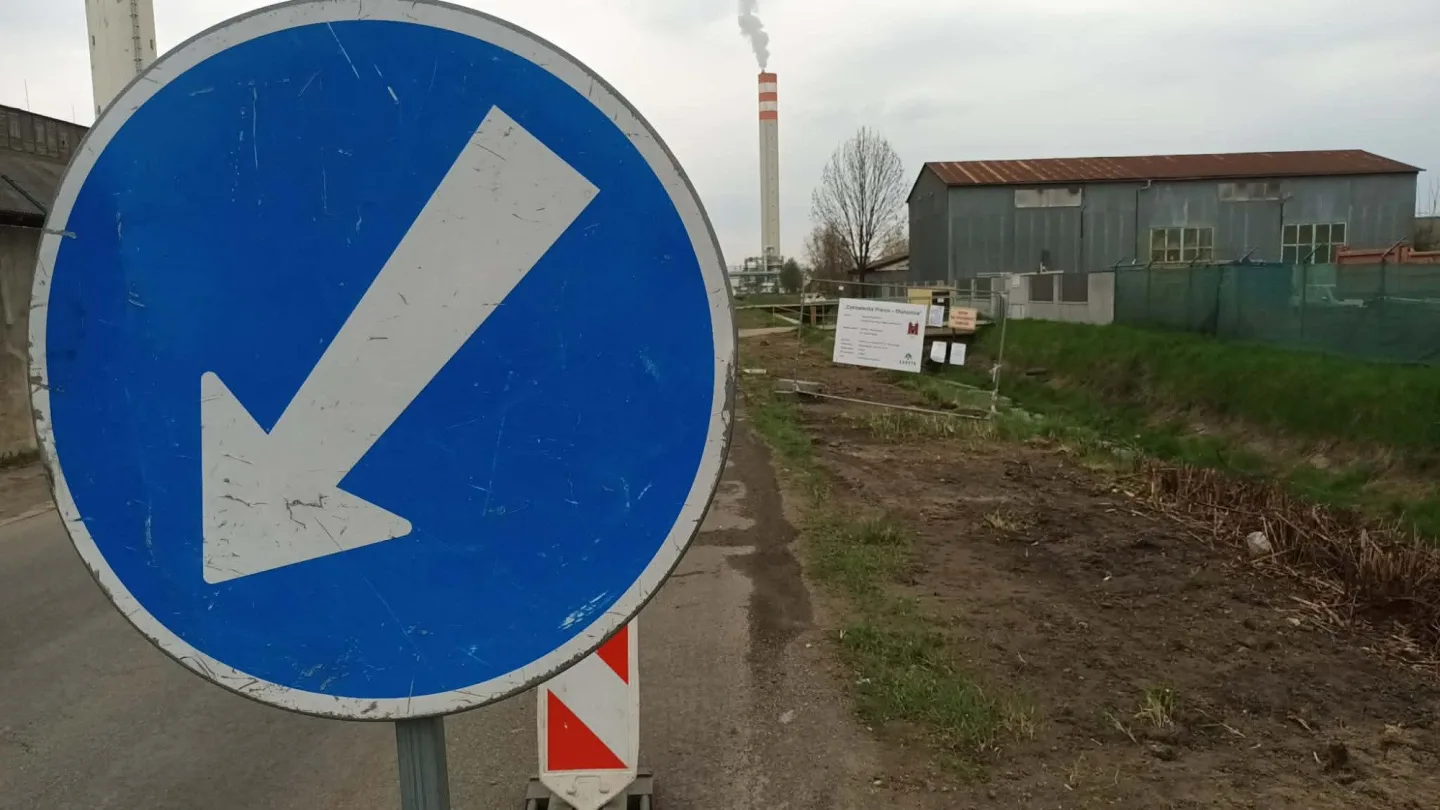Do Dluhonic se konečně začala stavět cyklostezka, místní však mají jiné problémy. Pekelný hluk z D1