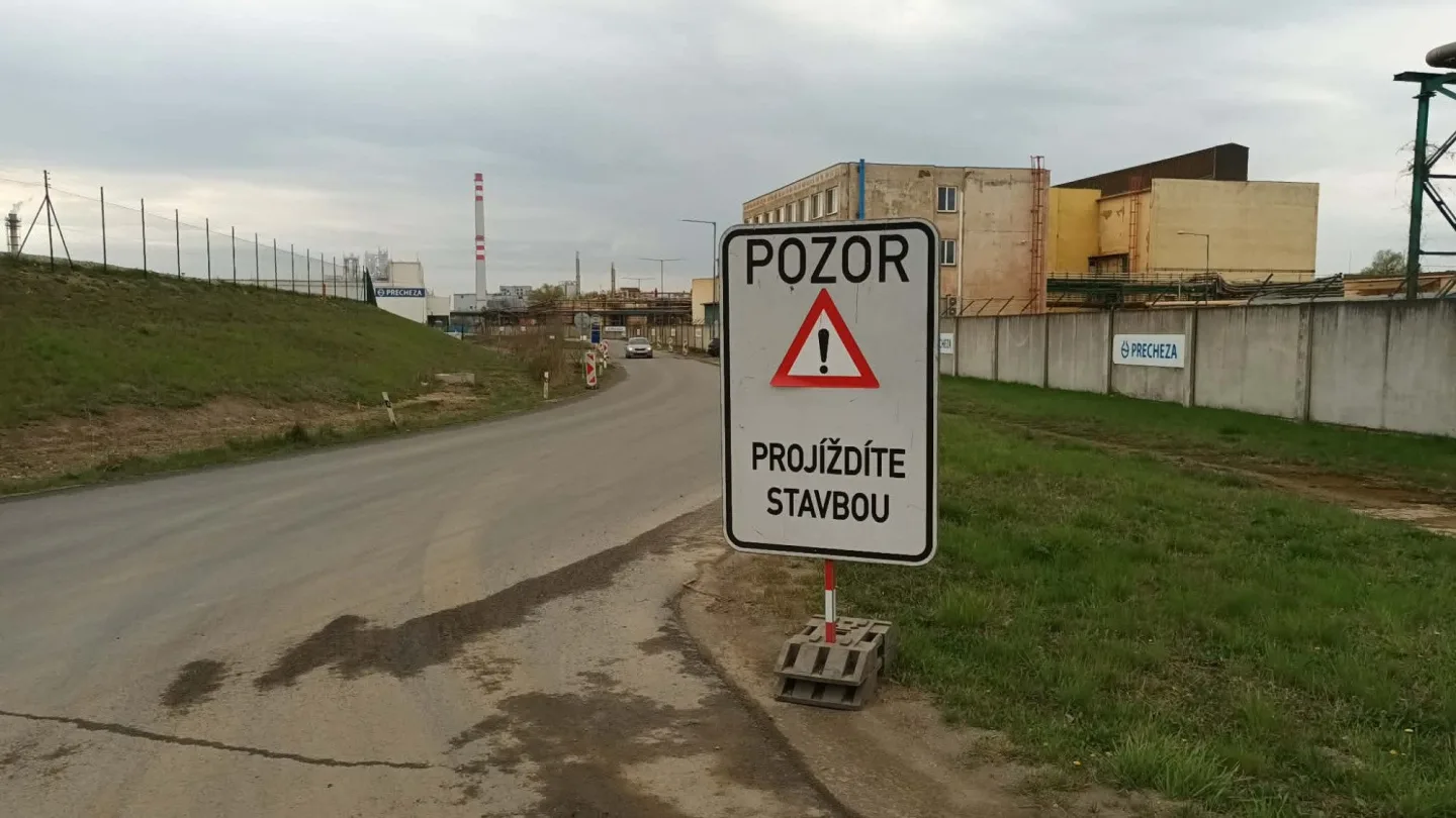 Do Dluhonic se konečně začala stavět cyklostezka, místní však mají jiné problémy. Pekelný hluk z D1