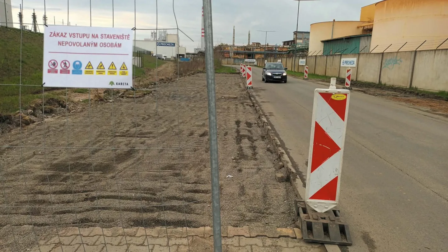 Do Dluhonic se konečně začala stavět cyklostezka, místní však mají jiné problémy. Pekelný hluk z D1