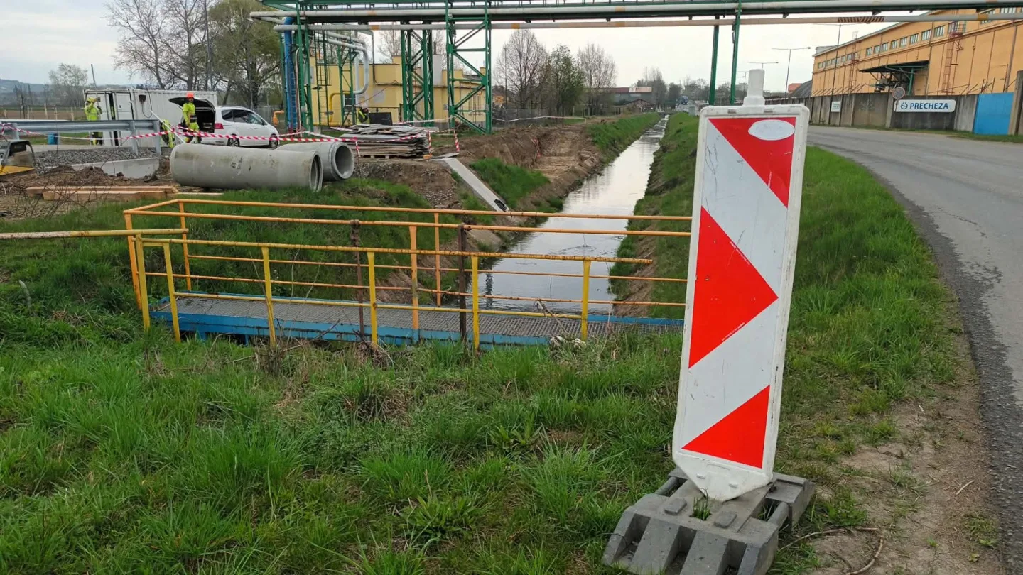 Do Dluhonic se konečně začala stavět cyklostezka, místní však mají jiné problémy. Pekelný hluk z D1