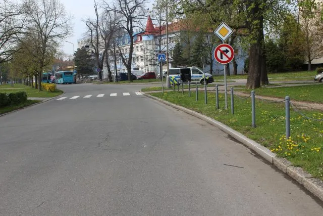Zabrzdila příliš prudce. Pětasedmdesátiletá seniorka letěla v Přerově přes řídítka skútru na silnici