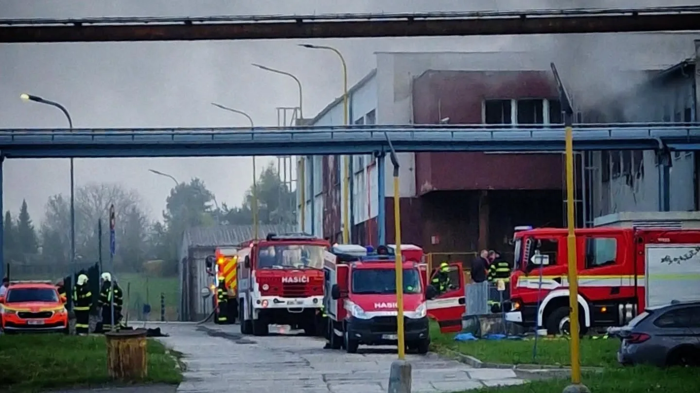 V přerovské Meoptě hořela rozvodna, firma vyrábí optiku i pro armádu. Škoda je 50 milionů