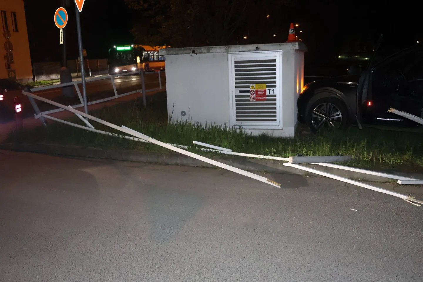 Opilý třiašedesátiletý řidič v Olomouci nezvládl zatáčku. Zboural oplocení, lampu a rozvaděč
