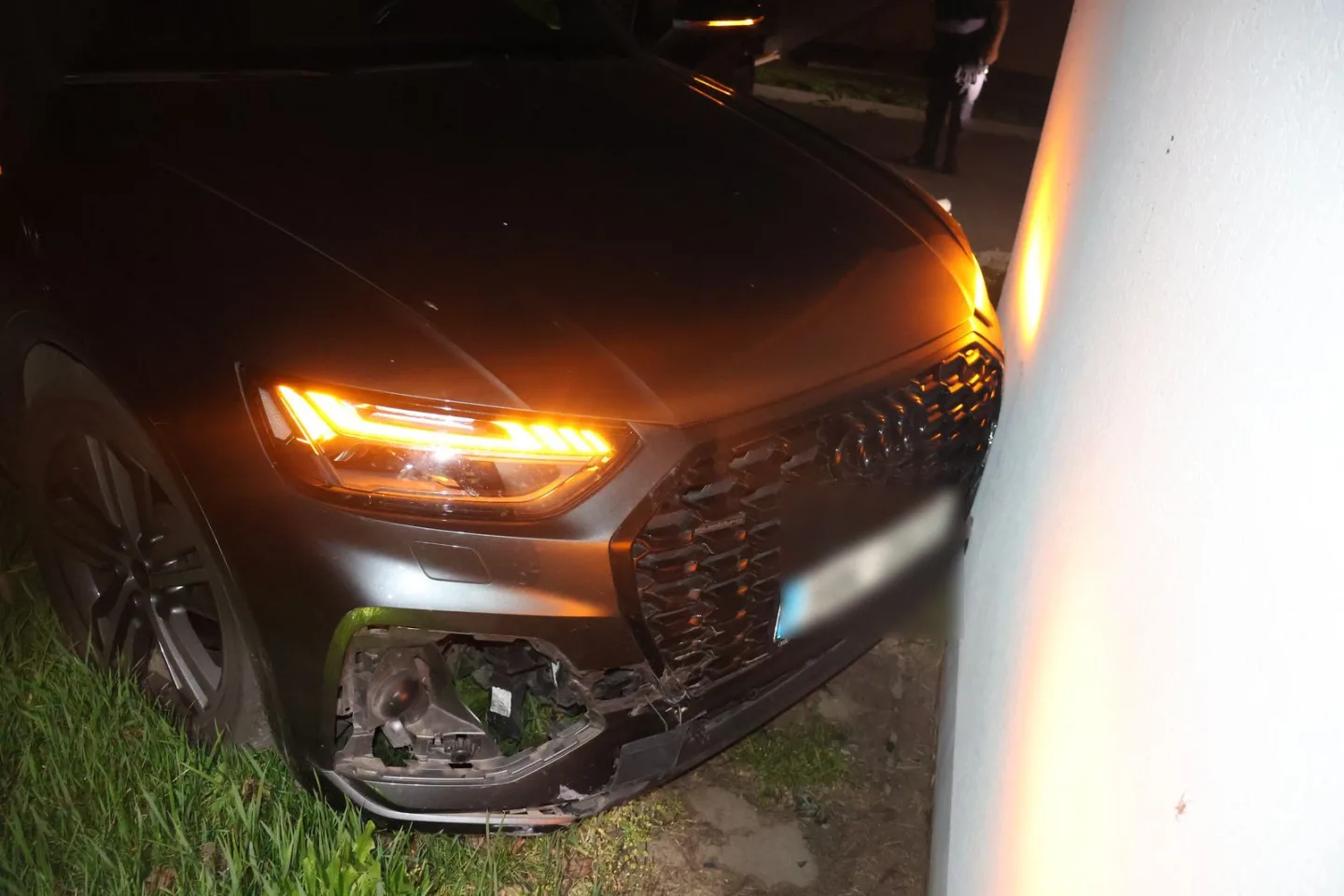 Opilý třiašedesátiletý řidič v Olomouci nezvládl zatáčku. Zboural oplocení, lampu a rozvaděč